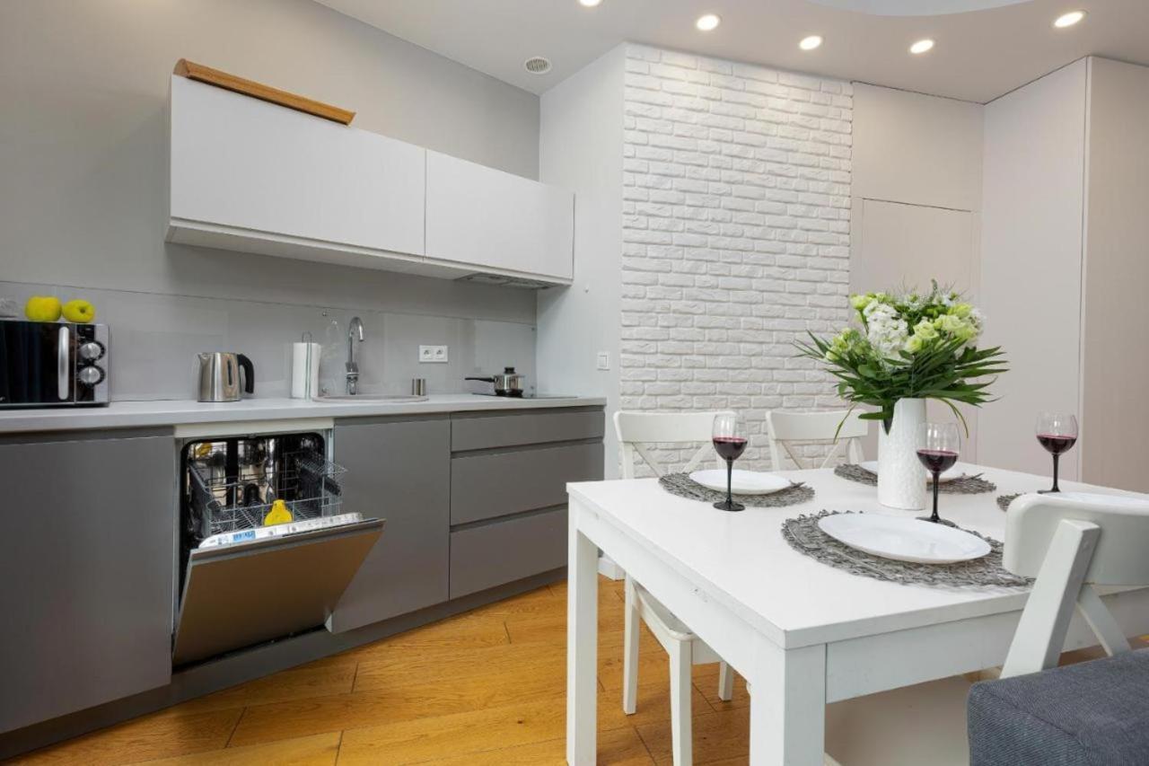 Modern Apartment With Pool Near Golden Terraces Варшава Экстерьер фото