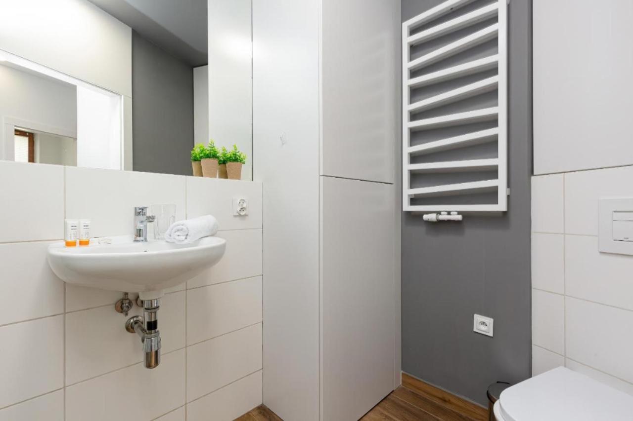 Modern Apartment With Pool Near Golden Terraces Варшава Экстерьер фото